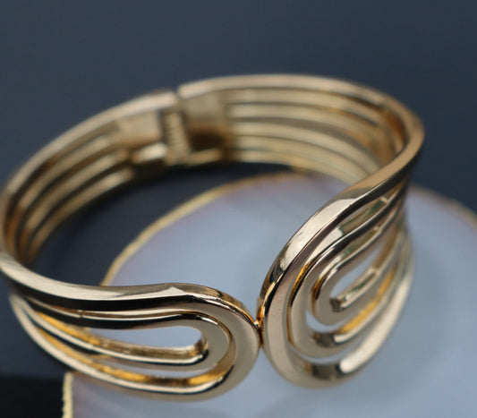Golden main bangle