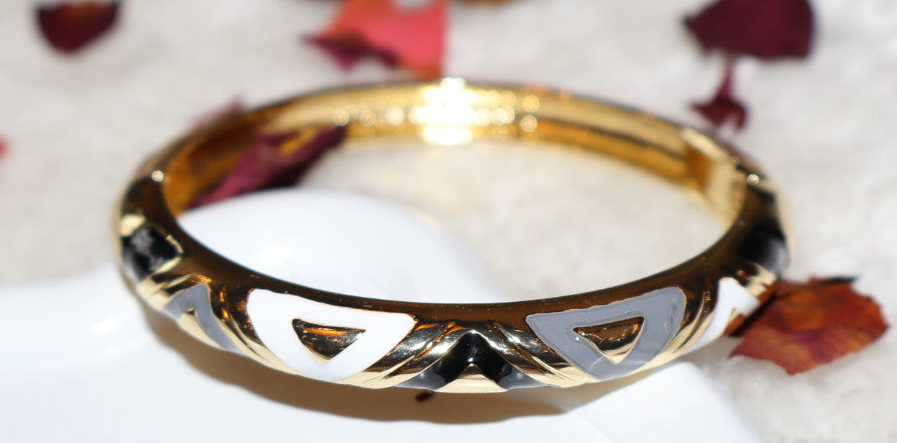 Dark-beauty bangles