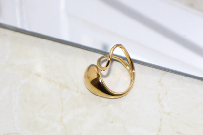 Aure curve ring