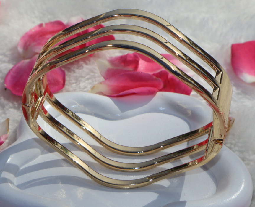 Wavy-attraction bangle