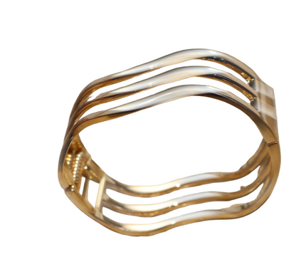 Wavy-attraction bangle